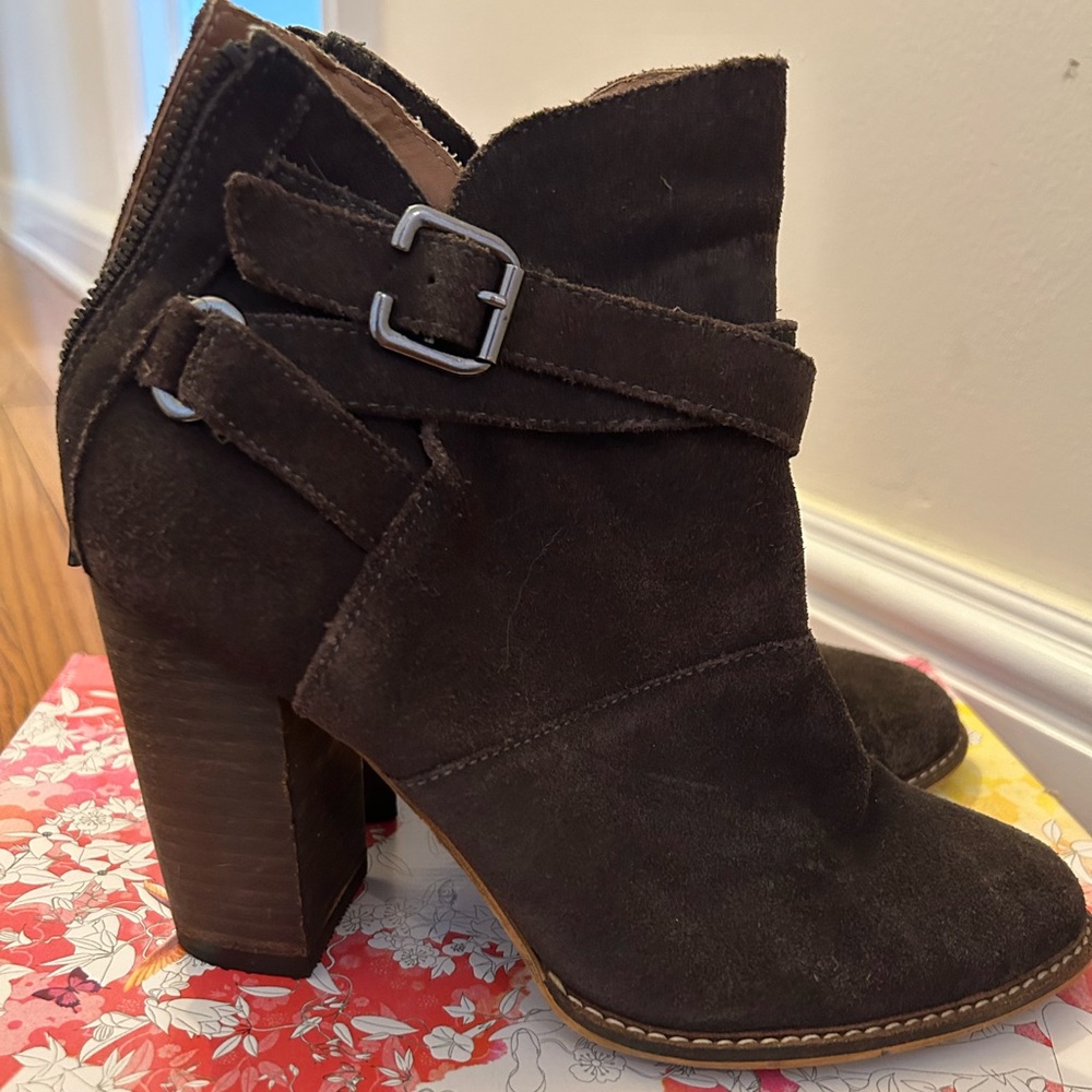 Chinese Laundry zip-it suede bootie 7.5